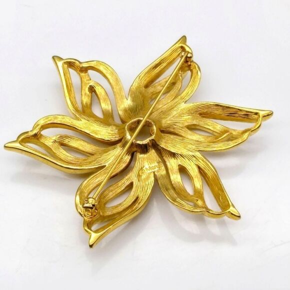 VINTAGE ESTATE SIGNED MONET GOLD TONE FLOWER 3" BROOCH EXCELLENT CONDITION - Picture 8 of 8